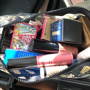 Brand NEW makeup with bag included, never used🙀😻